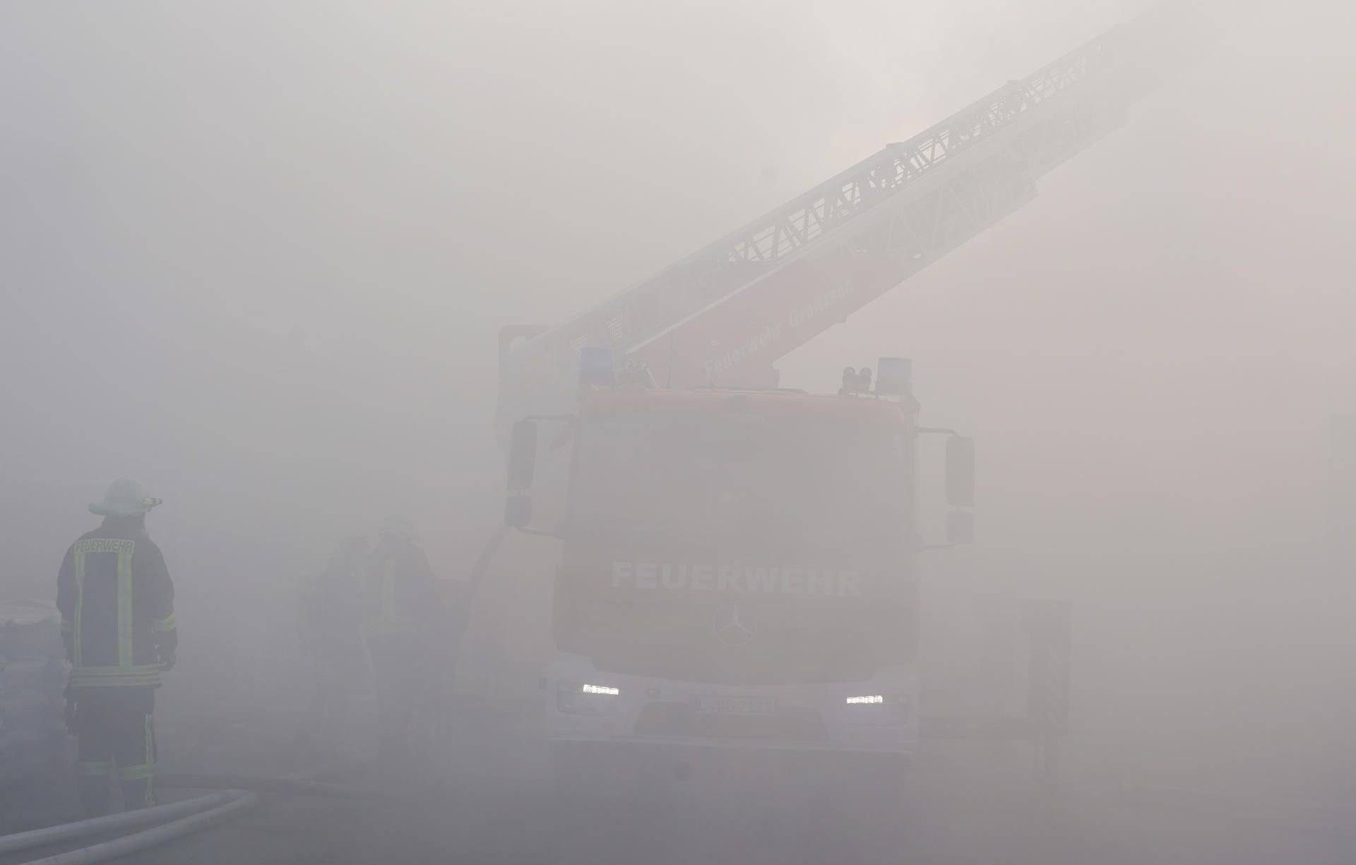 Feuerwehreinsatzkräfte löschen in Zwenkau einen Großbrand.