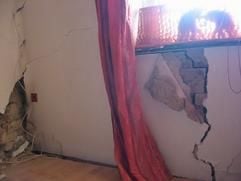 Die zerbrochene Wand eines Einfamilienhauses in Lichtenau, aufgenommen am Mittwoch (25.07.07), die von einem Panzer gerammt wurde. (Foto: ddp)