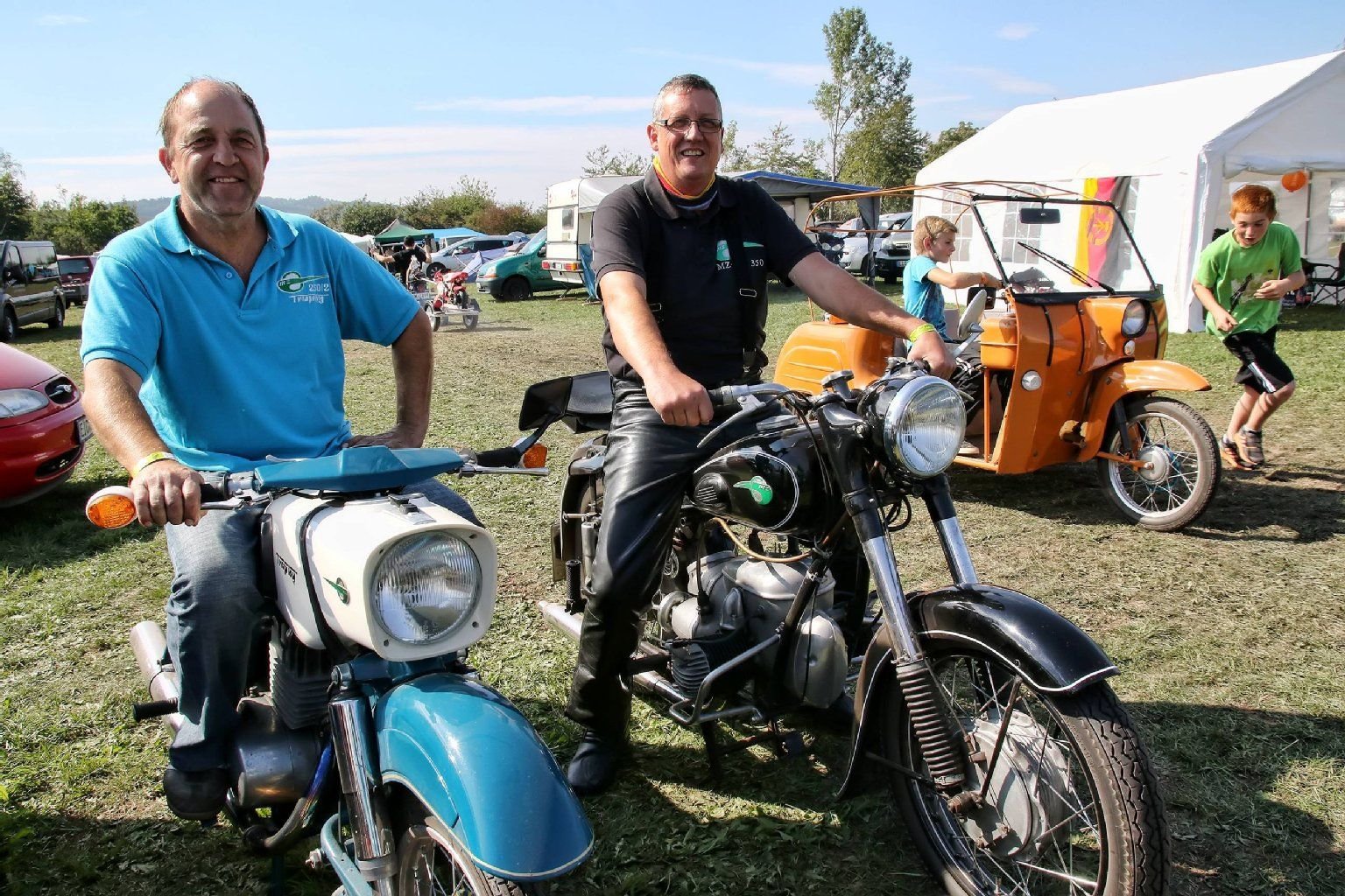 Schon mehrmals kamen die Eichsfelder Jens Glorius und Volker Wittkowski (v.l.) mit ihren "Emmen" (umgangssprachlich für MZ-Motorräder) nach Kelbra. Sie finden das Treffen mit Gleichgesinnten am Stausee einfach gut.