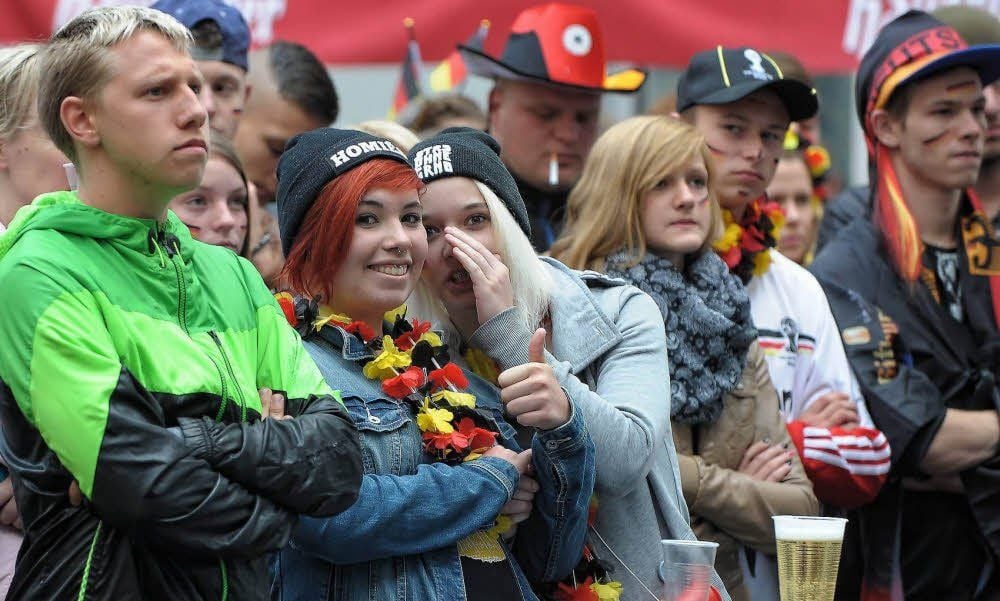 Daumendrücken für die deutsche Mannschaft: Der Rathaushof war gut gefüllt, auch wenn es bis zum Anpfiff regnete.