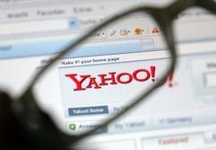 Durch ein Brillenglas schaut sich in Düsseldorf ein Internetnutzer die Internetseite Yahoo! an. Nach der gescheiterten Milliardenübernahme durch Microsoft drohen dem Internet-Konzern Yahoo! ein Kurssturz und massiver Streit mit Aktionären. (Foto: dpa)