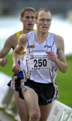 Dieter Baumann läuft am Freitag (14.06.2002) beim Internationalen Leichtathletik-Sportfest Askina 2002 im Kasseler Auestadion die 5000 Meter. Mit einer Zeit von 13,20.16 Minuten erreicht er die Norm für die Europameisterschaft in München. dpa/lhe