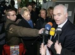 Der Anwalt der Familie Gaucke, Matthias Waldraff (r), spricht am Dienstag (23.01.2007) im Landgericht Hannover zu den Medienvertretern. (Foto: dpa)