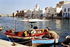 Typisch für Bizerte ist der alte Hafen mit den teils bunt angemalten Fischerbooten - die nördlichste Stadt des Landes ist bei Tunesiern als Sommerresidenz beliebt. (Foto: dpa)