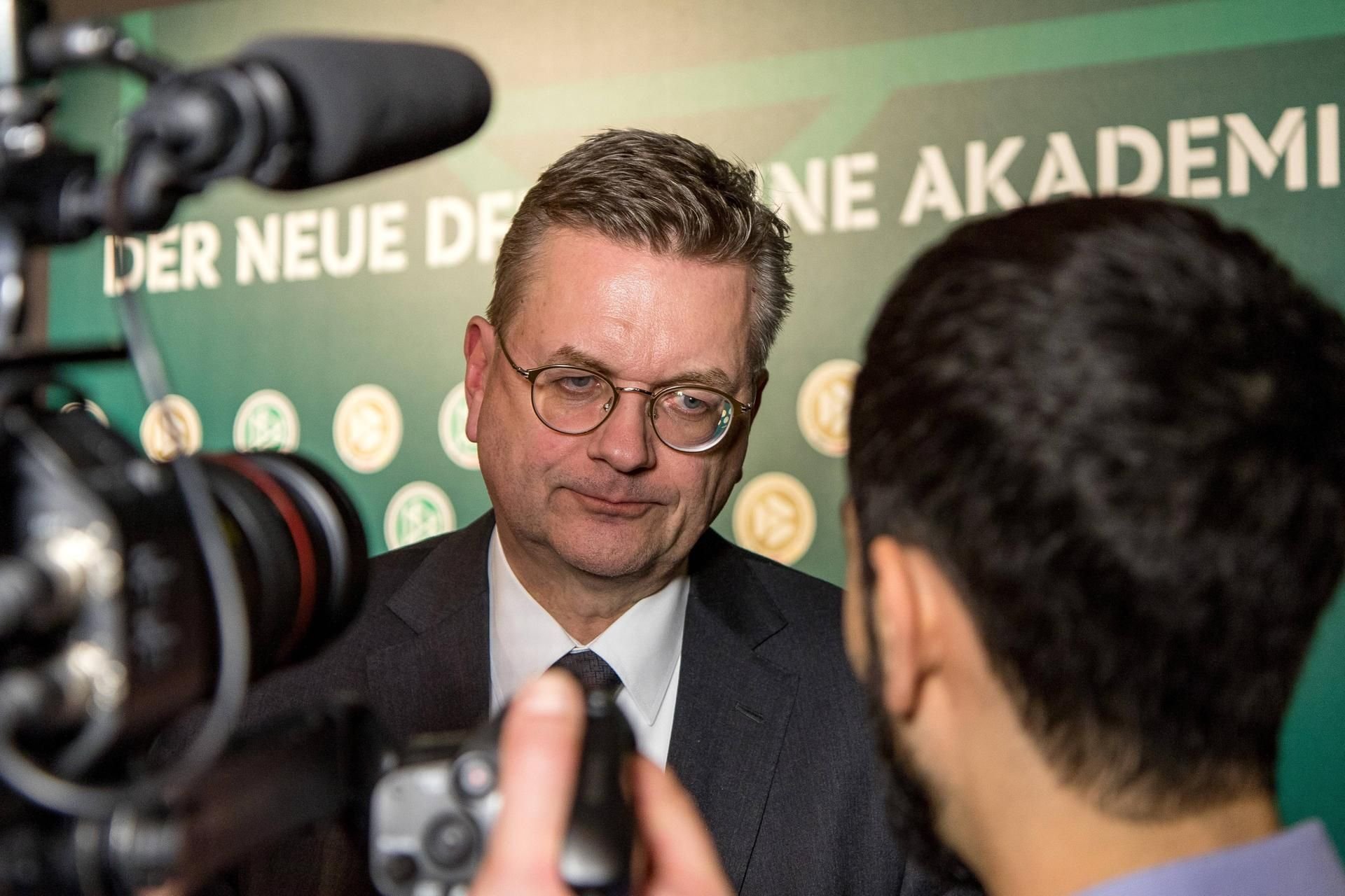 Der Druck auf DFB-Präsident Reinhard Grindel wächst.
