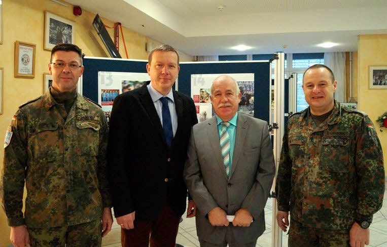 Der neue Standortälteste Mario Herzer (li.) und der alte Kommandeur Franz Sauerborn (re.) trafen sich mit Jürgen Dannenberg (Linke, 2.v.r.) und Christian Heinrich-Jaschinski (CDU).