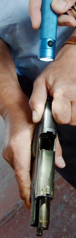 Kontrolle vor dem Training: In der Waffe (SIG Sauer P6) befindet sich keine scharfe Munition mehr.