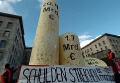 Attac-Aktivisten demonstrieren am Donnerstag (03.02.2005) vor dem Bundesfinanzministerium in Berlin für eine Schuldenstreichung für Entwicklungsländer. Mit aufblasbaren Münzstapeln auf einem LKW sollen die auf die Bundesregierung zukommenden Ausgaben anschaulich gemacht werden. Im Vorfeld der G7-Finanzministertagung in London fordert Attac von der Bundesregierung sich bei einer dringend notwendigen Entschuldung der Entwicklungsländer nicht länger quer zu stellen. (Foto: dpa)