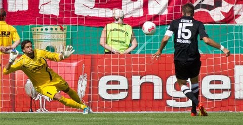 Duisburgs Goran Sukalo (r) schießt gegen Halles Torhüter Jürgen Rittenauer per Strafstoß ein zum 0:1. (FOTO: DPA)