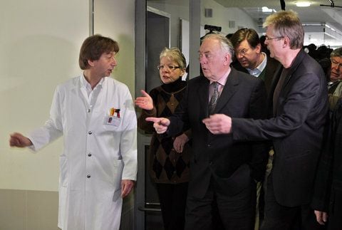 Sachsen-Anhalts Ministerpräsident Wolfgang Böhmer (M) wird vom Ärztlichen Direktor Ulf Schippan (l) und dem Verwaltungsdirektor Horst von Kracht am 30. Januar durch das Börderkrankenhaus in Oschersleben geführt. (FOTO: DPA)