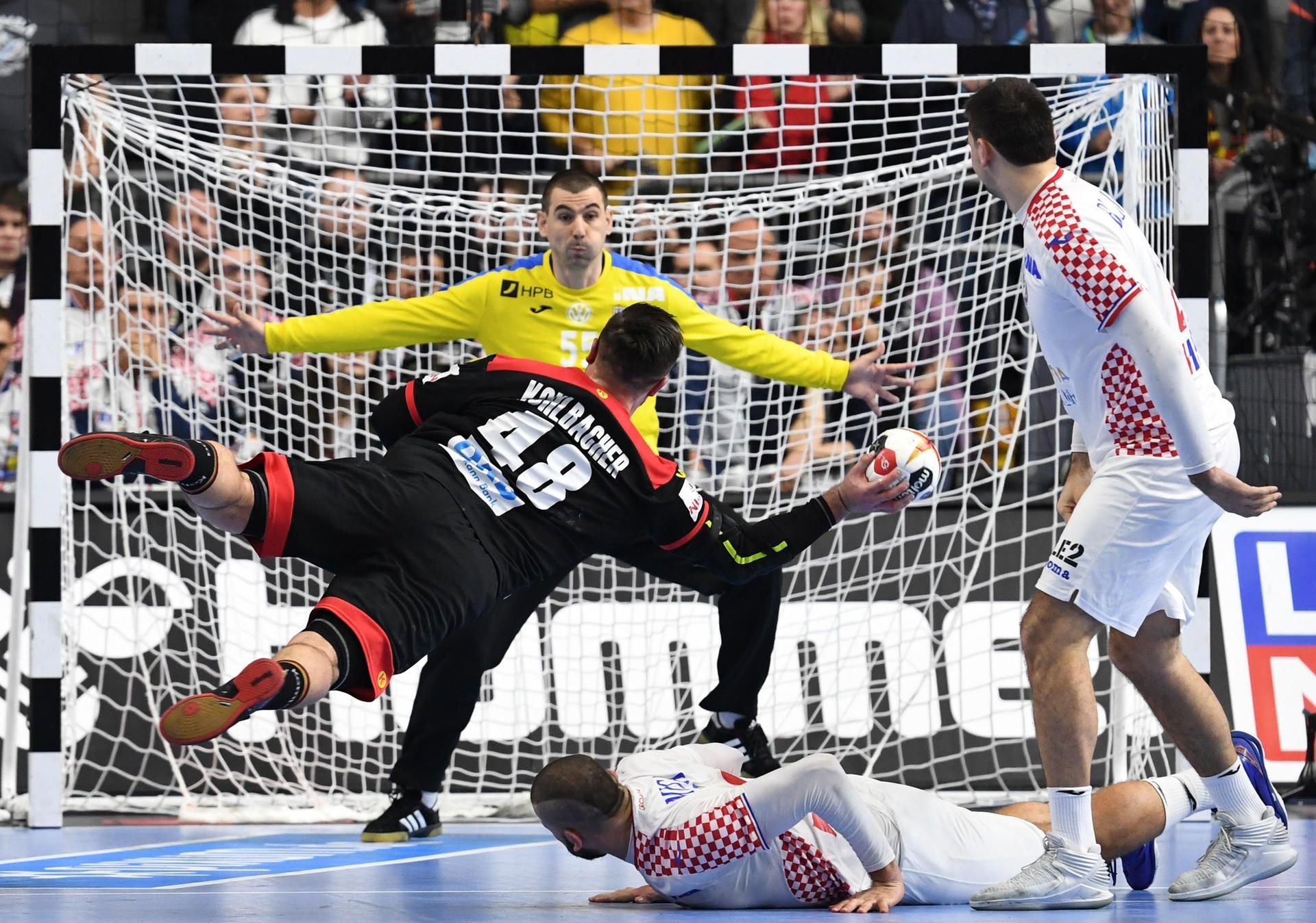 Deutschlands Jannik Kohlbacher wirft auf das Tor von Kroatiens Marin Sego.
