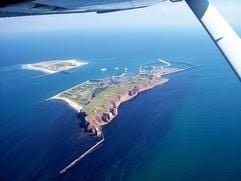 Ein Blick aus einem Flugzeug auf die deutsche Insel Helgoland (Foto: dpa)