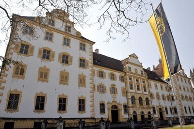 Die baden-württembergische Landesfahne weht vor dem Schloss Salem. (FOTO: DPA)