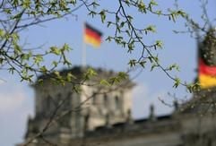Frühling vor dem Reichstagsgebäude in Berlin, wo die Gesetze beschlossen werden. 54 Prozent der jetzt Befragten plädieren für weniger Staat mit einer stärkeren privaten Risikoabsicherung. (Foto: dpa)