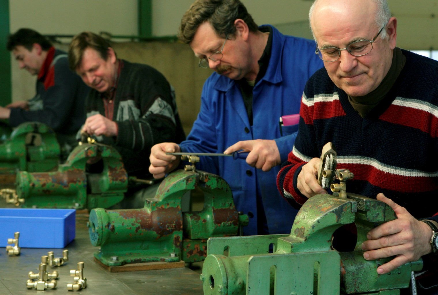 In einer Werkhalle der Entwicklungsgesellschaft Energiepark Lausitz GmbH (EEpL) in Finsterwalde werden über 50-Jährige für ihren neuen Arbeitsplatz in der «Fabrik für Ältere» ausgebildet. Sie könnten von der geplanten Rente mit 63 profitieren.