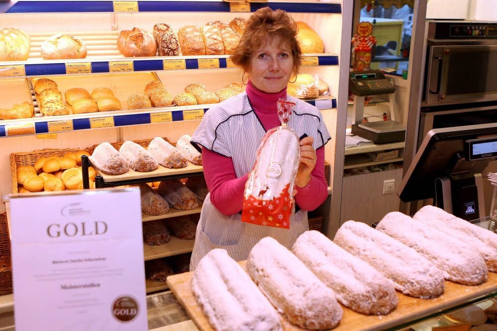 Heidrun Schernekau hat sechs der Meister-Exemplare aus der Köthener Bäckerei vor sich liegen.