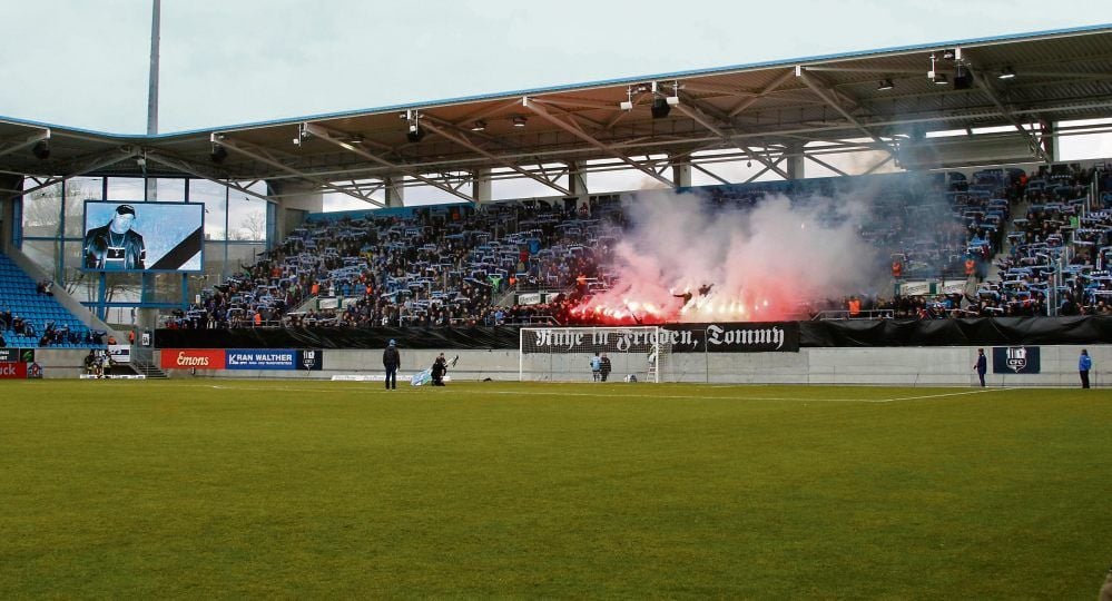 Kollektive Trauer: Im März gedachte der Fanblock des Chemnitzer FC mit Pyrotechnik und Bannern des verstorbenen Neonazis Thomas Haller. Auf der Stadionleinwand war sein Bild zu sehen.