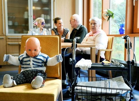 Im Altenpflegeheim der Paul-Riebeck-Stiftung zu Halle. Durch die räumliche Nachbarschaft der Montessori-Schule soll Geselligkeit, Kommunikation und das Lernen zwischen Jung und Alt gefördert werden. (FOTO: ARCHIV/DPA)