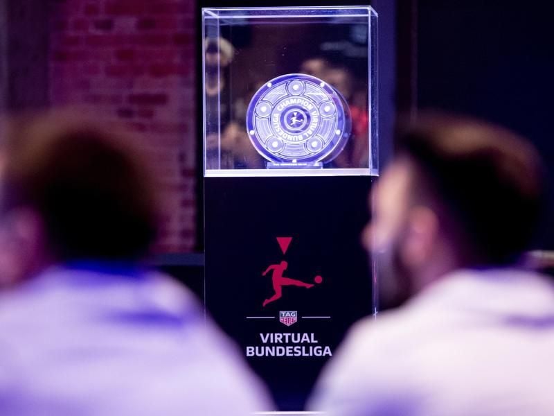In der FIFA 21 Virtual Bundesliga geht es um diese Meisterschale. Foto: Christoph Soeder/dpa