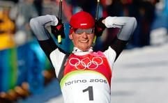 Georg Hettich hat mit zwei hervorragenden Sprüngenund einem beherzten Langlauf über 15 Kilometer sensationell dieGoldmedaille im Einzelwettbewerb der Nordischen Kombination gewonnen. (Foto: dpa)