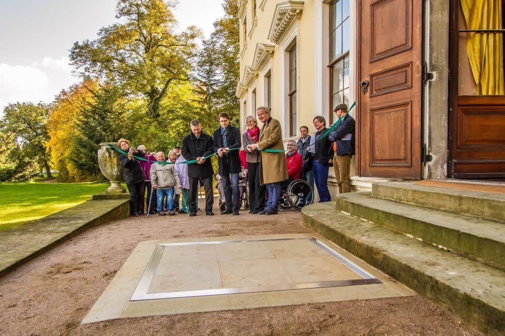 Der neue Treppenlift am Wörlitzer Schloss funktioniert per Fernbedienung.