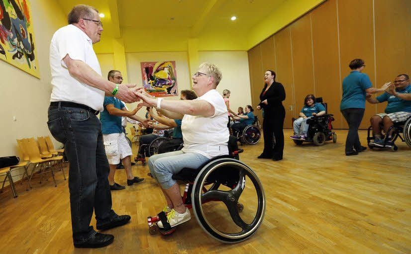 Im Workshop „Westcoastswing“ inspiriert Christiene Tiedge (stehend in Schwarz) die Teilnehmer.