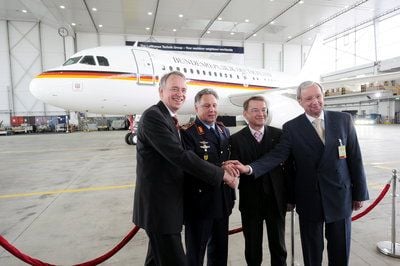 August Wilhelm Hennigsen (v.l.), Aarne Kreuzinger-Janik, Rüdiger Wolf Harald Stein bei der Übergabe des neuen Airbus. (FOTO: DPA)