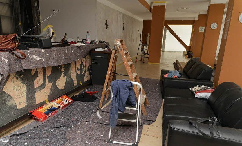 Noch gibt es viel zu tun in der künftigen Theaterkneipe. Die Wände erhalten einen neuen Anstrich, alles muss an seinen Platz geräumt werden.