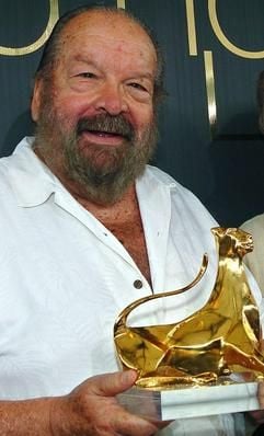 Der italienische Schauspieler Bud Spencer präsentiert am 9. August 2004 den Ehren-Leoparden des 57. Internationalen Filmfestivals von Locarno, der ihm als Preis für sein Lebenswerk verliehen wurde. (Foto: dpa)