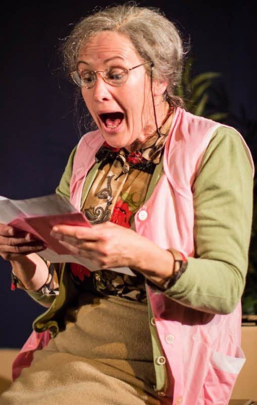 Oma Rosa (Christel Ortmann) eröffnet die neue Reihe „Selbstgespräche“ im Alten Theater.