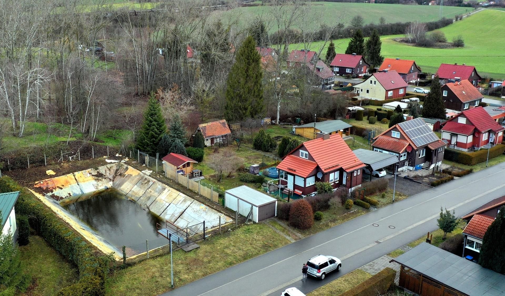 Der sanierungsbedürftige Löschwasserteich in Helbra aus der Vogelperspektive.