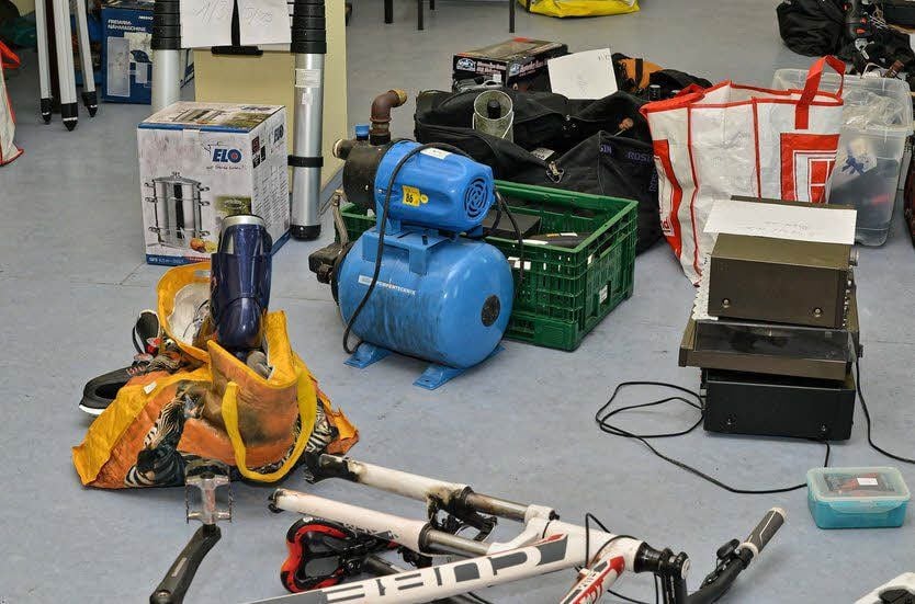Pumpen, Fahrräder, Nähmaschine, Töpfe, diverse technische Geräte und vieles mehr sind in der Wohnung einer 40-Jährigen in Dessau sichergestellt worden.