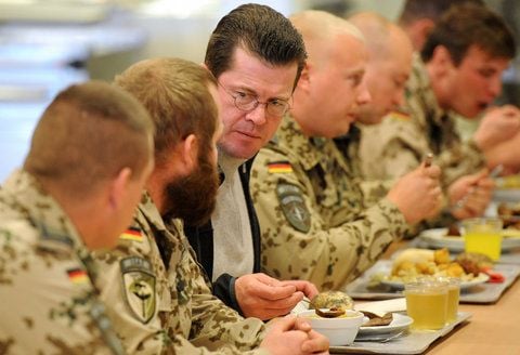 Verteidigungsminister Guttenberg besucht Bundeswehrsoldaten des ISAF-Einsatzkontingents in Afghanistan. Beim Essen im Feldlager Kundus (Afghanistan) mit Soldaten. (FOTO: DPA)