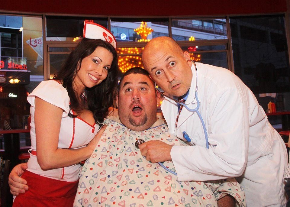 Im „Heart Attack Grill“ wird der Octuple Bypass Burger von einer Krankenschwester gebracht.