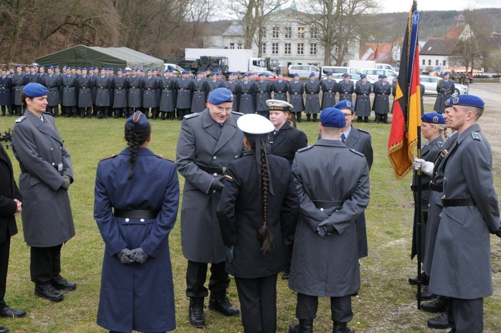 Oberstarzt Dr. Eike Dybilasz (3. v. l.), Chef des Stabes des Kommandos Sanitätsdienstliche Einsatzunterstützung, beglückwünscht Rekruten.