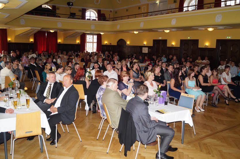 Das Bestehornhaus ist zur Übergabe der Zeugnisse gut gefüllt.