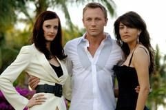 James-Bond-Darsteller Daniel Craig posiert mit den Bond-Girls Eva Green (l.) und Caterina Murnio am Rande der Dreharbeiten zum neuen James Bond Film «Casino Royale). (Foto: dpa)