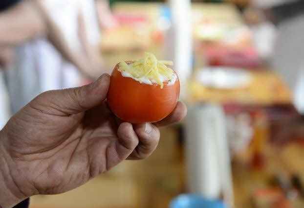 Die gefüllte Tomate lässt sich nur indirekt grillen, sprich garen, nämlich in einem Gerät mit Deckel.