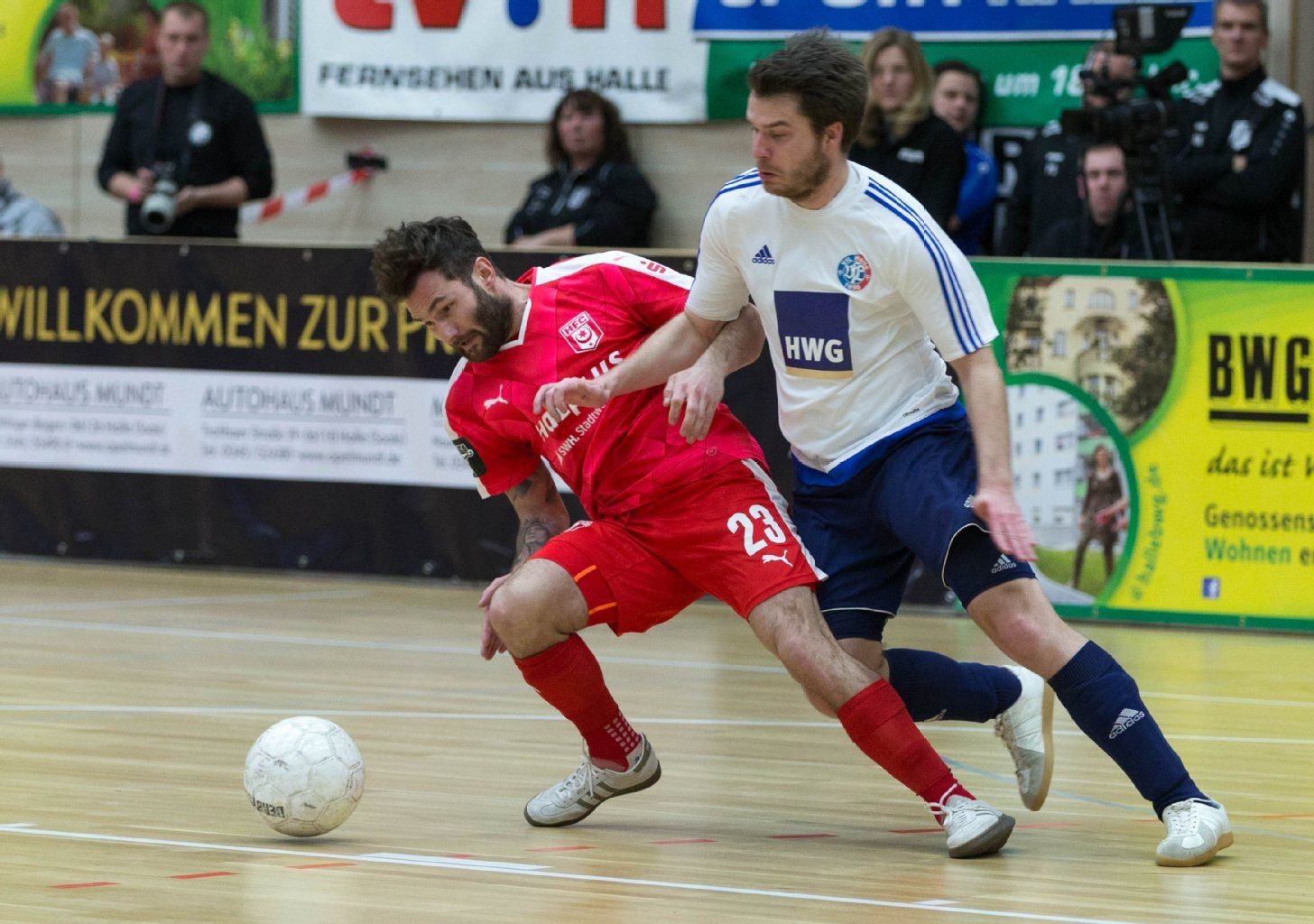 HFC Mittelfeldspieler Sascha Pfeffer (l.) im Zweikampf mit VfL-Spieler Jonas Axthelm (r.) im Spiel HFC gegen VfL Halle 96.