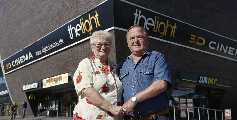 Das Ehepaar Liebe (hier vor dem Neustadt-Centrum mit dem neuen Kino) ist seit 50 Jahren verheiratet.