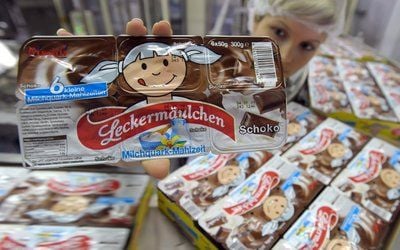 Leckermäulchen-Schoko, das neue Produkt aus der frischli Milchwerke Weißenfels GmbH zeigt die Mitarbeiterin Mandy Lehmann in Weißenfels. (FOTO: DPA)