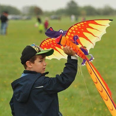 Kevin aus Düben entlässt seinen Drachen in den Himmel.