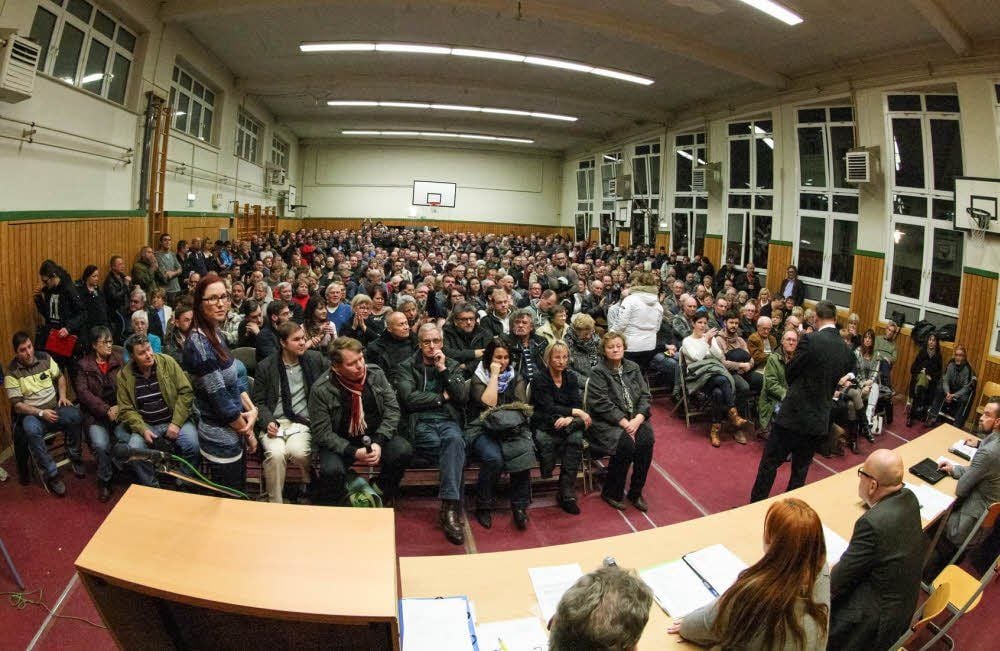 Übervoll war die Sporthalle der Sekundarschule zum Informationsabend.