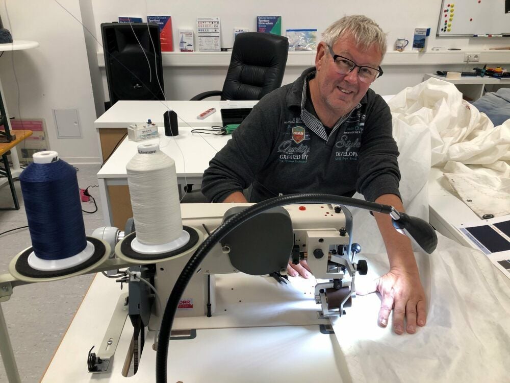Für die Reparatur eines Segels, so wie es Uwe Gibson hier zeigt, eignen sich keine Haushaltsnähmaschinen.