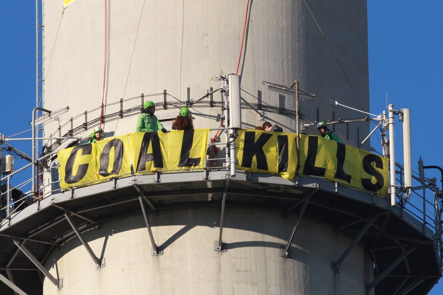 Aktivisten von Greenpeace besetzten in Deuben (Sachsen-Anhalt) das Betriebsgelände und den Schornstein von Deutschlands ältestem Braunkohlekraftwerk, und hissen ein Plakat mit der Aufschrift "Coal Kills".