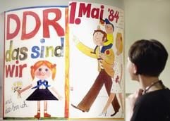 Eine Frau betrachtet Plakate aus der DDR-Zeit in der neuen Ausstellung «Unterm Strich - Karikatur und Zensur in der DDR» des Zeitgeschichtlichen Forum in Leipzig (Foto vom 20.04.2005). In der neuen Wechselausstellung, die am Donnerstagabend (21.04.2005) eröffnet wird, geben mehr als 300 Originalwerke einen Überblick über die Karikatur in der DDR. Veranschaulicht werden auch die Rahmenbedingungen ihrer Publikation einschließlich der Zensur. (Foto: dpa)