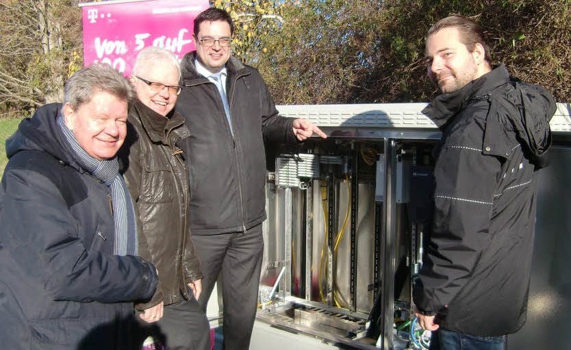 Ulrich Mitbrodt und Dirk Könnecke lassen sich von Marco Müller und Thomas Mayer von der Telekom (von links) die neue Technik erklären.
