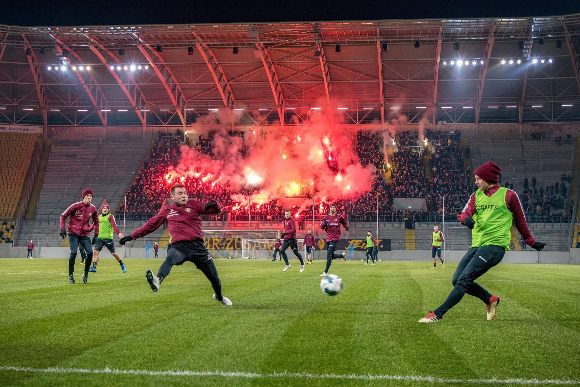 Mehr als 4.000 Dynamo-Fans feuerten die Spieler während der Trainingseinheit am Montagabend an und zündeten auch reichlich Pyro-Fackeln.
