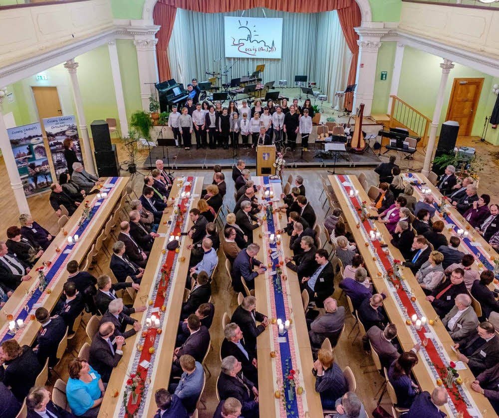 Neujahrsempfang in Coswig: Bürgermeisterin Doris Berlin zieht Bilanz und hält Ausblick, verteilt Äpfel an die Gäste und freut sich, den Kinderchor des Dessauer Theaters und Musikschüler im musikalischen Programm zu haben.