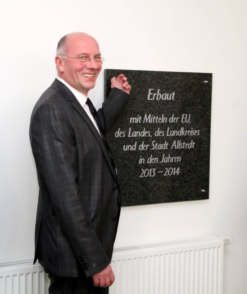 Bürgermeister Jürgen Richter bei der feierlichen Eröffnung und Übergabe der Zweifelderhalle in Allstedt.